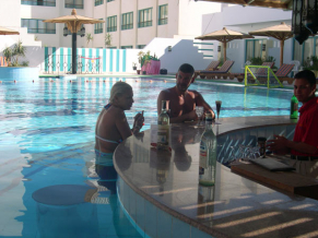 Amira Hotel бассейн