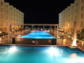 AMC Royal Resort бассейн