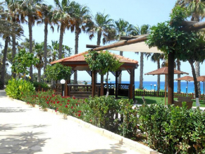 Cavo Maris Hotel сад