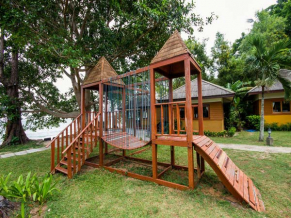 The Lipa Lovely Resort детская площадка