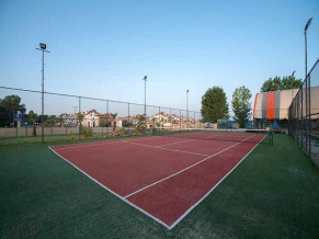 River Garden Holiday Village теннисный корт