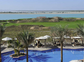 Radisson Blu Abu Dhabi Yas Island бассейн