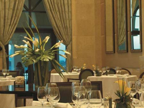 Shangri la Hotel Qaryat al Beri ресторан 1
