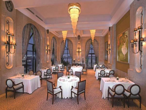Shangri la Hotel Qaryat al Beri ресторан 3