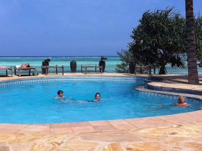 Tanzanite Beach Resort бассейн