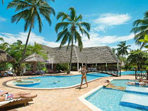 Uroa Bay Beach Resort бассейн