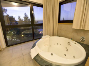 C Hotel Neve Ilan ванная комната