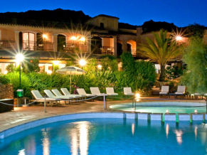 Le Ginestre 4*. Бассейн