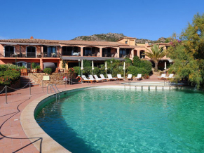 Le Ginestre 4*. Бассейн