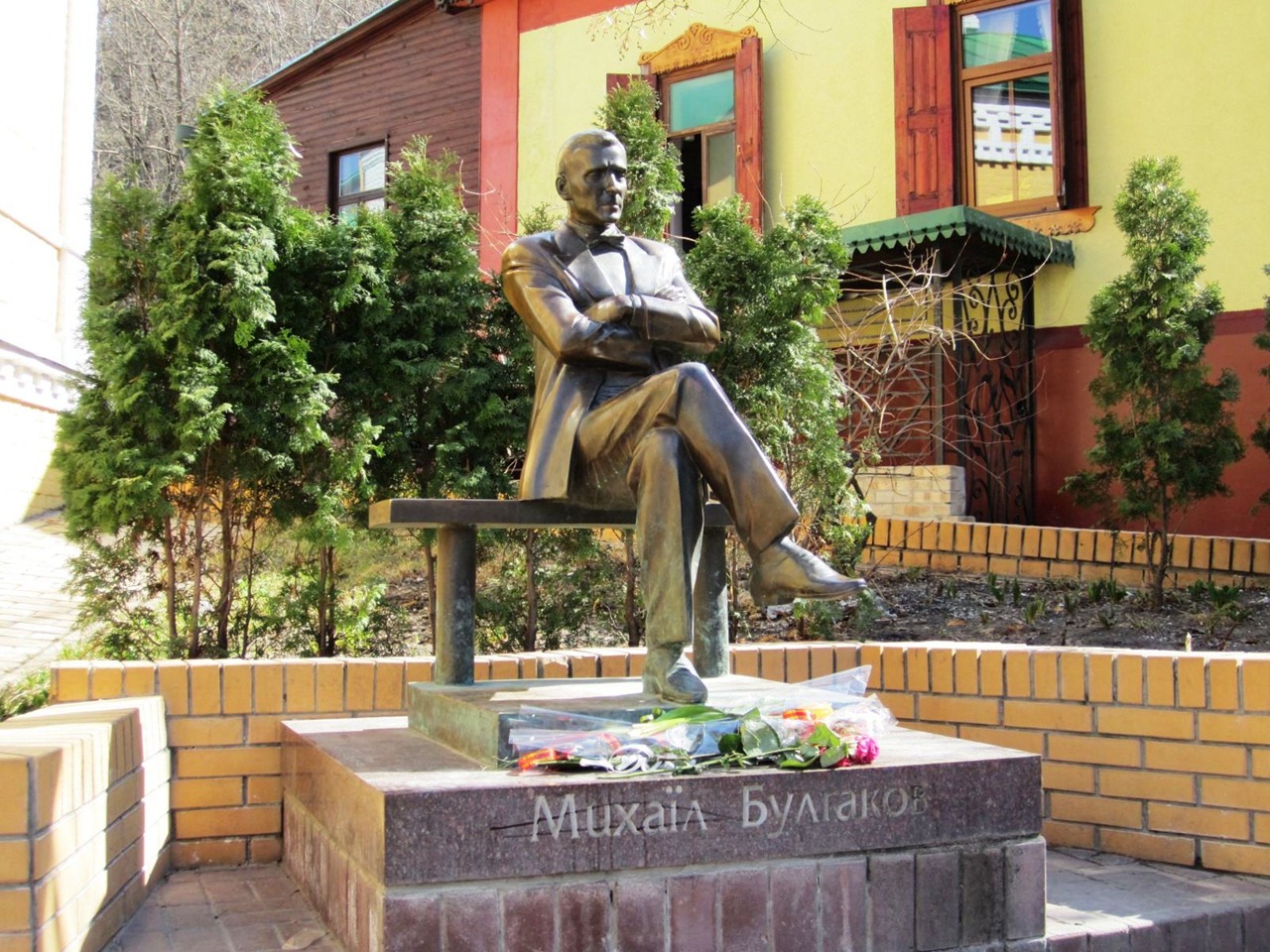 Памятник Булгакову