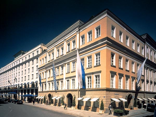 Bayerischer Hof 5*. Фасад