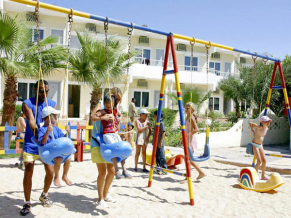 Triton Empire Beach Resort детская площадка