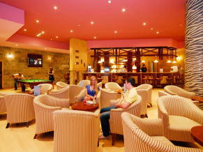Amwaj Oyoun Hotel & Resort бар 1