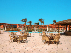 Amwaj Oyoun Hotel & Resort бар 3