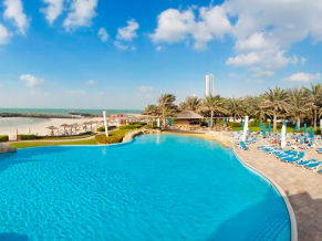 Coral Beach Resort Sharjah бассейн