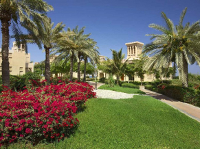 Hilton Al Hamra Beach & Golf Resort территория