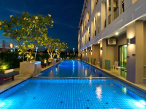 Trio Hotel Pattaya бассейн
