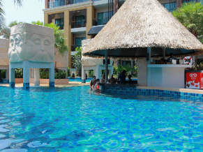 Rawai Palm Beach Resort бар у бассейна