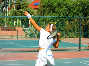 Marti Myra теннисный корт
