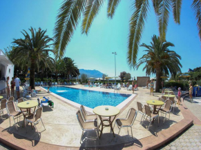 Montenegro Beach Resort бар у бассейна