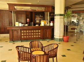 AA Grand Oasis Resort бар 2