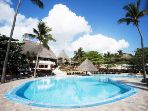 Karafuu Beach Resort & Spa бассейн 2