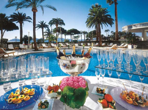 Grand Hyatt Cannes Hotel Martinez 5* (ex. Martinez). Ресторан у бассейна