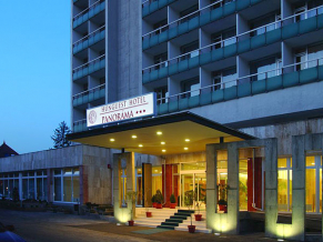 Hunguest Hotel Panorama 3*. Фасад