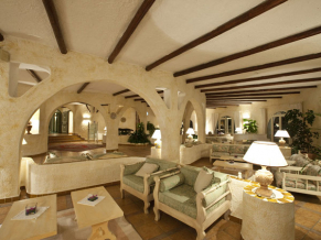 Club Hotel Baia Sardinia 4*. Лобби